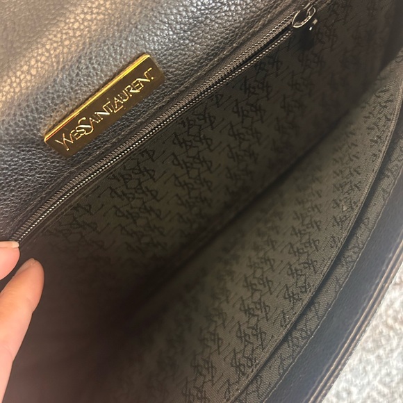 Elegant Black Crossbody with Gold Details - Picture 8 of 9